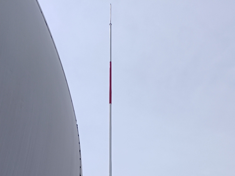 景德镇某单位玻璃钢避雷针安装现场3